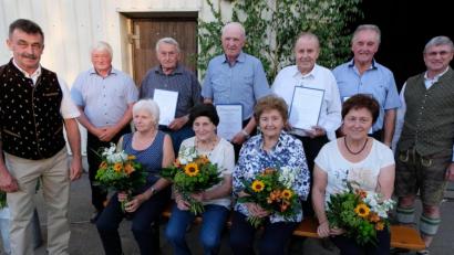 Bild: le
Sie haben sich verdient gemacht und wurden ausgezeichnet. Stehend von links: Vorsitzender Manfred Venzl, 2. Vorsitzender Walter Pröls, Richard Prölß, Ernst Wagner, Erwin Herfurth, Willi Meierhöfer und Bankdirektor Jürgen Schnappauf. Sitzend die Frauen der Jubilare.