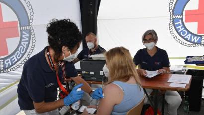 Bild: gf
Pop-Up-Impfung am Samstag vor dem Kaufland. Schnell und ohne großen bürokratischen Aufwand – aber mit ausführlicher Belehrung – dann ein kurzer Piks, das war`s schon.