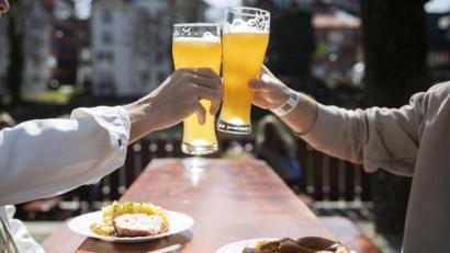 Bild: Tom Weller
Im Biergarten ist es schön. Aber wo ist es am schönsten? Der Verein Oberpfalz Marketing sucht den schönsten Biergarten der Oberpfalz. Im Rennen in der Online-Abstimmung sind Sterk aus Raigering und Zum Petern aus Kümmersbuch.