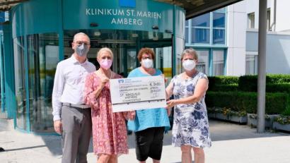 Bild: Klinikum/Cevik/exb
Thomas und Gabi Wittleben (von links), die Inhaber der Apotheke St. Nikolaus in Schwarzenfeld übergeben vor dem Klinikum St. Marien den Spendenscheck an Karin Borchers und Lydia Moosburger vom Kinderpalliativteam Ostbayern.