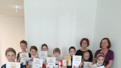 Bild: Grundschule Mitterteich/exb
Die erfolgreichen Schülerinnen und Schüler freuten sich mit Rektorin Renate Zuber und Förderlehrerin Helga Pötzl über ihre Auszeichnungen.