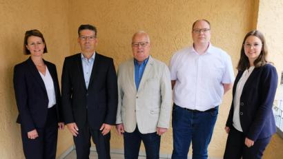 Bild: do
Im Namen der Belegschaft gratulieren dem Jubilar (Bildmitte) die Kanzleichefs Günther Dilling (Zweiter von links) und Bernd Hentzschel (Zweiter von rechts) und die im Büro in Eschenbach tätigen Steuerberaterinnen Madeline Burger (rechts) und Stefanie Schuller.