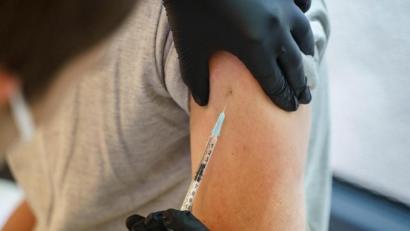 Symbolbild: Frank Rumpenhorst/dpa
Die Gesundheitsminister von Bund und Ländern beschlossen, dass alle Länder Impfungen für 12- bis 17-Jährige anbieten wollen.
