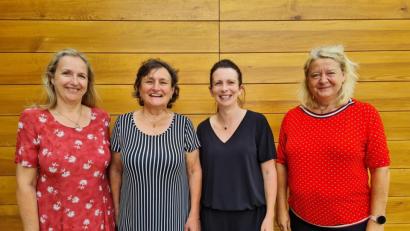 Bild: khg
Strahlende Gesichter nach der feierlichen Verabschiedung (von links): Konrektorin Claudia Neidl, Studienrätin Barbara Ströll-Seegerer, Bettina Rösch und Rektorin Petra Ligensa.