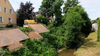 Bild: Stefanie Gradl
Derzeit sind die Bagger der Firma Pichl in der Krankenhausstraße in Vilseck im Einsatz, um den Ablauf am Regenrückhaltebecken zu erneuern. Damit die Arbeiten im Uferbereich ausgeführt werden können, mussten in diesem Bereich einige größere Bäume gerodet werden.