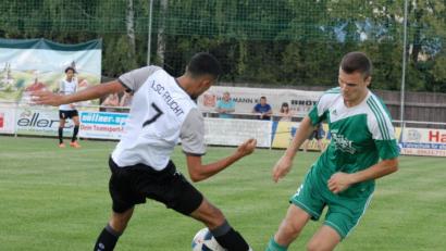 Bild: Gebert
Mauricio Göhlert (rechts/in einem früheren Spiel gegen Feucht) hat es in Herzogenaurach schwer erwischt. Der SV Mittelfeldspieler hat sich einen Kreuzbandriss zugezogen.