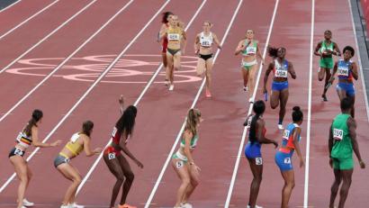 Bild: Giuseppe Cacace/afp
Corinna Schwab (hinten links), Belgiens Imke Vervaet, Phil Healy (Irland), Lynna Irby (USA), Nse Imaobong Uko (Nigeria), und Marileidy Paulino (Dominikanische Republik) vor dem Wechsel in der 4x400-Meter-Mixed-Staffel.