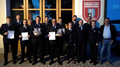 Bild: lei
Über Leistungsabzeichen, Ehrungen für eine runde Zahl an Dienstjahren und Lehrgangszeugnisse freuen sich diese Mitglieder der Feuerwehr Achtel.