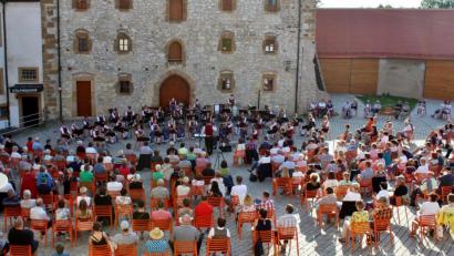Bild: Isa Rauscher/exb
Eine tolle Kulisse bietet der Innenhof der Burg Dagestein den zahlreichen Zuhörern, als das Jugendblasorchester des Musikvereins Vilseck eine Serenade spielt.