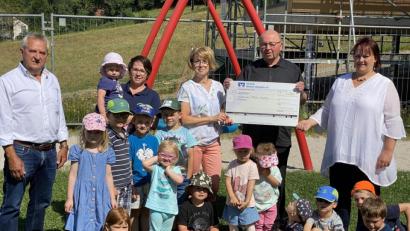 Bild: Josef Glas
Die Frauenbund-Vorsitzenden Sonja Schmid-Herdegen und Birgit Hammer überreichen Pfarrer Willibald Bauer, Kindergartenleiterin Manuela Hinkel und Kirchenpfleger Hans Maier (von rechts) die Spende.