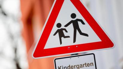 Symbolbild: Rolf Vennenbernd/dpa
Zwei Gruppen im Kindergarten St. Martin in Kaltenbrunn stehen unter Quarantäne. Grund sind Coronainfektionen, die sich die Kinder offenbar auf privaten Feiern eingefangen hatten.