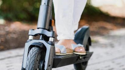 Symbolbild: Uwe Anspach/dpa
Modernes Verkehrsmittel oder Landplage? Folgt man Diskussionen rund um die E-Tretroller, gehen die Meinungen zuweilen stark auseinander.