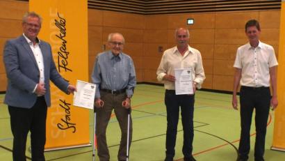 Bild: Hirsch
Anton Fleißner (Zweiter von links) und Hans Zimmermann (Zweiter von rechts) sind jetzt Ehrenmitglieder des Sportverbandes. 	Bild: Hirsch.