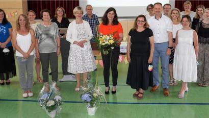 Bild: wec
Mit einer Feier verabschiedet die Grundschule Ebermannsdorf Rektorin Heidrun Leitz (Mitte), Grußworte sprechen unter anderem Schulamtsleiterin Beatrix Hilburger (links von ihr) sowie ihre Nachfolgerin Ulrike Erlbacher und Bürgermeister Erich Meidinger (rechts von ihr).