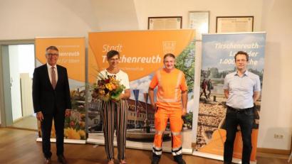 Bild: Stadt Tirschenreuth/exb
Bürgermeister Franz Stahl (links), Geschäftsleiter Markus Bergauer (rechts) und Personalratsvorsitzender Karl Bayreuther überreichten Ursula Höfer-Lehner zum Abschied einen Blumenstrauß und eine Tirschenreuther Chronik.