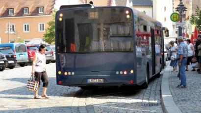 Bild: Hirsch
Der Stadtbusverkehr soll attraktiver werden. Doch das neue Konzept ist mit enormen Kostensteigerungen verbunden. Für eine Fahrzone sind derzeit 1,90 Euro fällig.