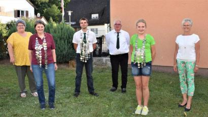 Bild: rgr
Benedict Schmidt (Dritter von links) wurde 2020 Schützenkönig. Jungschützenkönigin ist Leonie Brändl (Zweite von rechts) und Ulla Zintl ( wurde Schützenliesl Zweite von links) Schützenlisl bei den "Falkenhorst"-Schützen.
