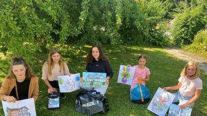 Bild: jzk
Diese fünf Realschülerinnen bekamen Preise beim Internationalen Malwettbewerb „Bau dir deine Welt“: (von links) Emily Enders (7. Klasse, Platz 5), Hannah Wolf (6. Klasse, Platz 5), Fabienne Freiberger (7. Klasse, Platz 3), Valentina Skalsky (5. Klasse, Platz 3) und Hannah Kraus (5. Klasse, Platz 1).