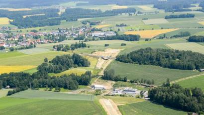 Bild: mür
Bald gehen die Arbeiten an der Ortsumgehung in Plößberg weiter. Bis Ende Mai 2022 soll die Spange fertig sein.
