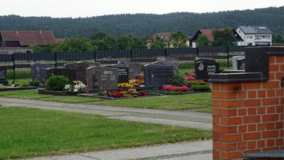 Bild: Houschka
In einem Teilbereich des Höglinger Friedhofs ist Wasser in der Tiefe und dringt nach oben in Gräber. Nun soll eine Drainageleitung gelegt werden, um diesen Zustand zu beseitigen.
