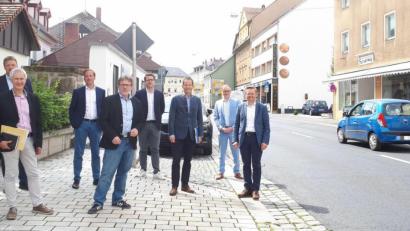 Bild: pz
Die Delegation des Bauamts Amberg-Sulzbach zusammen mit den Mandatsträgern auf Europa-, Bundes- und Landesebene und Bürgermeister Bernd Sommer an der Egerer Straße in Waldsassen.