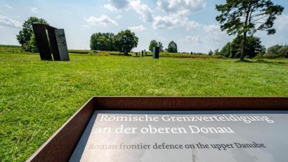 Archivbild: Armin Weigel
"Römische Grenzverteidigung an der oberen Donau": Ein Schild auf dem Gelände des Römerkastells Abusina an der Donau weist auf den Donaulimes hin.