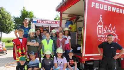 Bild: jr
Nach einem Gruppenfoto und der Übergabe eines Geschenks an die Feuerwehr machten sich die Kinder wieder auf den Heimweg.