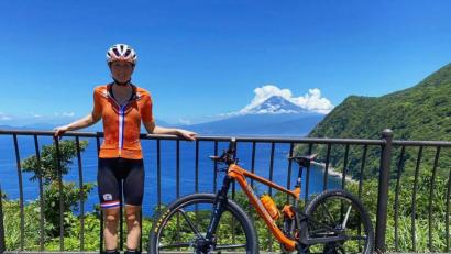 Bild: Terpstra/exb
Die Niederländerin Anne Terpstra macht bei einer Trainingsausfahrt Pause. Im Hintergrund Japans höchster Berg, der Fuji mit 3776 Metern Höhe.