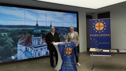 Bild: Gerhard Hermann/exb
Gerhard Hermann (links), Vorstandsmitglied des Landesverbandes Bayern der Paneuropa-Union, eröffnete mit Bürgermeister Bernd Sommer einen Infostand im Rathaus Waldsassen.