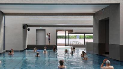 Bild: Florian Miedl/fph
Das ist neu: Für die heiß begehrten Wasser-Therapien im Alexbad sind nun exklusiv zwei Vormittage pro Woche reserviert. Auch diese Umstrukturierung soll helfen, das Riesendefizit der Gemeinde zu verringern, wie es ein Unternehmensberater in seinem Gutachten empfiehlt. Doch weil dafür die Schwimm-Zeiten reduziert werden mussten, beschweren sich Stammgäste.