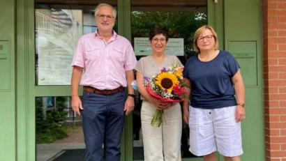 Bild:  Stötzner-Schule/exb
Stellvertretende Schulleiterin Kunigunde Schwägerl (rechts) verabschiedet Sonderschulrektor Reinhard Kausler (mit Frau Irene).