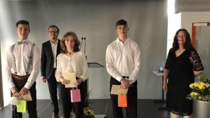 Bild: Peter Luschner/exb
Die Schulbesten: Christian Breßling, Realschuldirektor Matthias Schall, Katharina Kopp, Fabian Kick und Olga Golcer vom Elternbeirat.