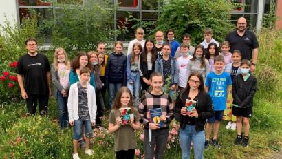 Bild: Otto-Hahn-Gymnasium/exb
Im Bild vorne von links Teresa Daniel, Leonie Haaf und Lena Mahner. Im Hintergrund die fleißigste Klasse (5d), die stolz auf ihre Teamleistung ist.