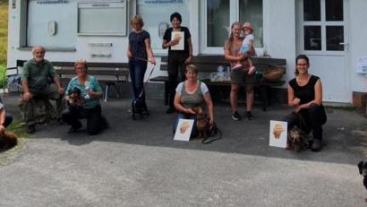 Bild: Kornelia Heinl/exb
Nach der Begleithundeprüfung in Mehlmeisel stellten sich die Teilnehmer mit den Ausbildern Wunibald Heinl (sitzend, links) und Jürgen Herrmann (stehend, rechts) sowie Richterin Ramona Baskurt (Dritte von rechts) mit Töchterchen Josepha zum Erinnerungsfoto auf.