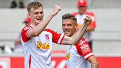 Bild: Armin Weigel/dpa
Scott Kennedy (links, mit Erik Wekesser) bejubelt seinen Treffer zum 2:0 gegen den SV Sandhausen. In der Saison 2016/17 trug der Kanadier schon einmal das Trikot eines Oberpfälzer Vereins: beim damaligen Regionalligisten FC Amberg.