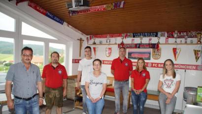 Bild: mmj
Bürgermeister Manfred Dirscherl (links) mit Fanclub-Vorsitzenden Bernhard Grau (Zweiter von links) und Mitgliedern, die sich bei der Renovierung des Clubraums besonders engagierten.