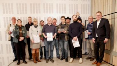 Bild: lj
Für besondere Schießleistungen wurden (von links) Josef Gruber, Regina Feuerer, Stefan Scherber, Doris Koller-Dockter, Andreas Hiltl, Peter Hüttner, Helmut Lindner, Florian Himmler, Karl Platzer, Michael Fillenberg, Andreas Feuerer und Markus Siegert geehrt. OB Michael Cerny (rechts), der Schützenkommissar bei der FSG ist, gratulierte.