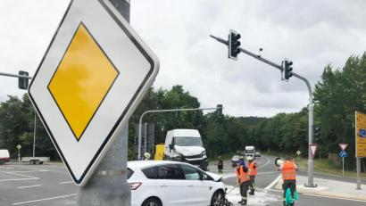 Bild: Gabi Schönberger
Am Montagmittag sind zwei Fahrzeuge an der Ullersrichter Kreuzung in Weiden zusammengestoßen. Zwei Personen wurden verletzt.