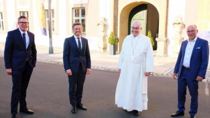 Bild: do
Speinshart zum Wissenschaftsstandort ausbauen: Eine gewaltige Aufgabe, der sich die neugewählte Vorstandschaft mit Vorsitzendem MdL Tobias Reiß (2.v.li.), Stellvertreter Florian Prosch (li), Abt Hermann Josef Kugler und Bürgermeister Albert Nickl (re) stellt