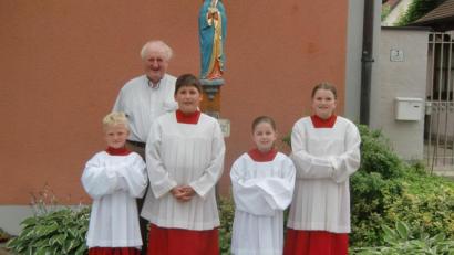 Bild: gz
Ein Dank von Pfarrer Erwin Bauer ging an die neuen Gottesdiener Lorenz Kleber, Leon Zahradnik, Franziska Stahl und Magdalena Eckert (von links).