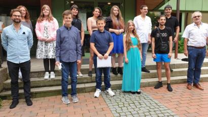 Bild: Stötzner-Schule/exb
Ein Teil der Abschlussschüler der Stötzner-Schule mit Schulleiter Reinhard Kausler (rechts).
