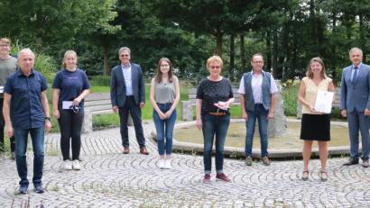 Bild: Landkreis Tirschenreuth/Claus Oberndorfer/exb
Zwei Dienstjubiläen und mehrere Verabschiedung gab es im Landratsamt. Von rechts: Landrat Roland Grillmeier, Veronika Hille, Personalrat Richard Schiedeck, Ramona Beer, Annika Purucker, Personalchef Walter Brucker, Paula Paschedag, Robert Wameser und Zacharias Frank.