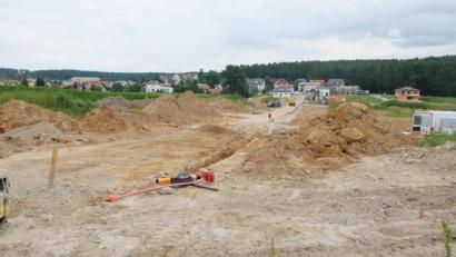 Bild: ohr
Für die Erschließung des neuen Baugebiets „Wiesenweg II“ mit 28 Parzellen laufen die Arbeiten auf Hochtouren.