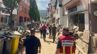 Bild: BRK-Kreisverband Tirschenreuth/exb
Auf einer Erkundungstour verschaffen sich Fachdienstleiter Matthias Dittrich (recht) und Michael Wölfl (links) von der Schnelleinsatzgruppe Technik und Sicherheit des BRK-Kreisverbandes Tirschenreuth im Hochwassergebiet in Ahrweiler (Rheinland-Pfalz) einen Überblick.