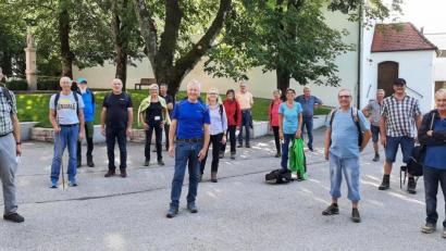 Bild: bö
Trotz der Pandemie pilgern die Gläubigen aus dem Lauterachtal mit Wallfahrtsleiter Johann Reiser (links) wieder zur Wallfahrtskirche "Maria Heil der Kranken" auf dem Habsberg.