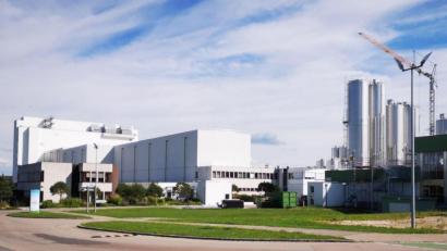 Bild: Thomas Dobler
Die Naabtaler Milchwerke GmbH & Co. KG, Privatmolkerei Bechtel, wachsen und wachsen. Jetzt wieder um einige Edelstahltanks. Außerdem kommt es zu einem Neubau der Molkeannahme und der Verladung.