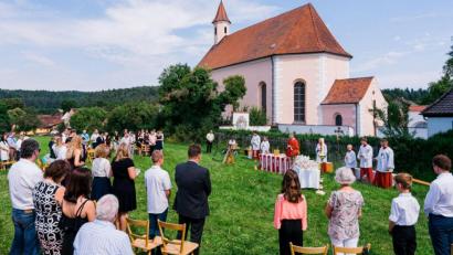 Bild: Kath. Pfarramt Pommelsbrunn-Heldmannsberg/exb
Auf der Pfarrwiese an der Wallfahrtskirche Mariä Himmelfahrt feiert die katholische Gemeinde in Heldmannsberg Firmung.