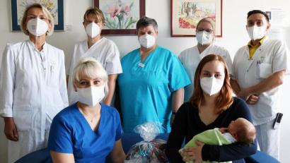 Bild: Klinikum Fichtelgebirge/exb
Chefärztin Dr. Maria Dietrich (hinten links), Hebamme Nataliia Kelep, Abteilungsleiterin Kathrin Schwientek, Hebamme Gabriele Gehr, Kinderkrankenschwester Lisa Zienert und Assistenzarzt Radu Dragan (hinten rechts) gratulierten Jessica Schmidt zur Geburt von Paul Jan.