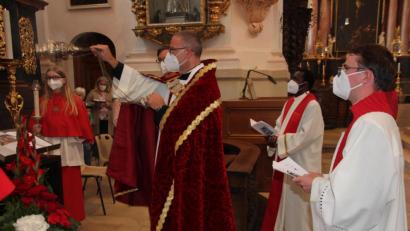 Bild: kro
An allen Seitenaltären wurde beim Heilige-Leiber-Fest in der Basilika Waldsassen gebetet.