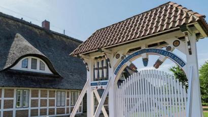 Bild: Larissa Loges/dpa
Das Museum Altes Land präsentiert sich mit einer Prunkpforte.